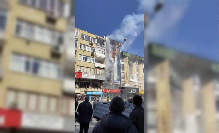 Kartal’da dershanede yangın çıktı. Olay yerine çok sayıda itfaiye ekibi sevk edildi.
