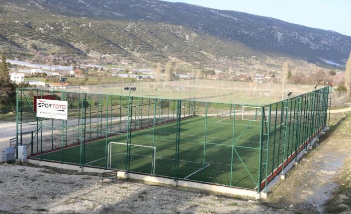 Kaş’ta 4 mahalleye halı saha