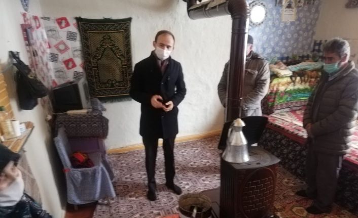 Kaymakam Sak, ihtiyaç sahibi vatandaşları dinliyor