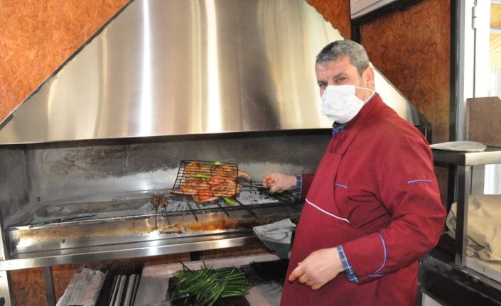 Kebap ustası menüsüne vücut direncini yükselten bıldırcın etini ekledi, vatandaşlar sipariş için sıraya girdi