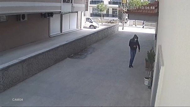 Kendisini polis olarak tanıttığı kişinin 3 bin 930 euro ve 4 adet çeyrek altınını dolandırdı