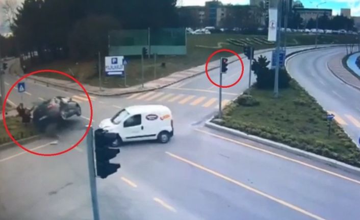 ’Kırmızı ışık ihlali’ faciası: 1 kişinin öldüğü, 3 kişinin yaralandığı kaza kamerada
