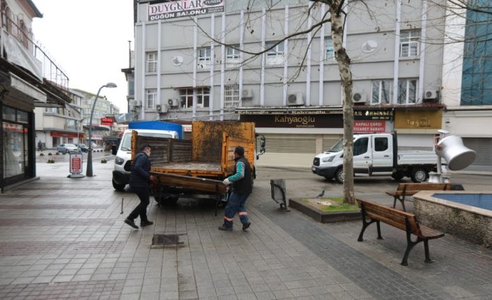 Kırmızı kategorideki Sakarya’da şehir merkezindeki banklar kaldırılıyor