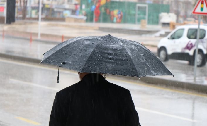 Kırşehir’de beklenen yağış başladı, valilik fırtınaya karşı uyardı