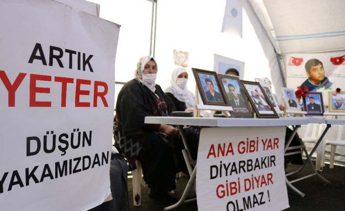 Kısıtlama sona erdi, evlat nöbetindeki aileler HDP önündeki çadırda yerlerini aldı