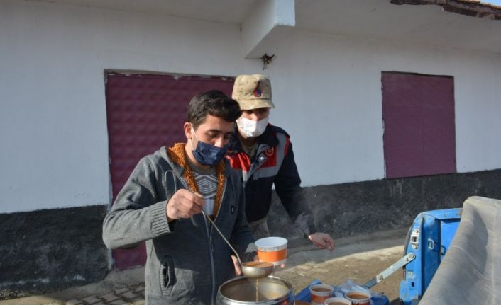 Kolluk kuvvetlerine her gün sıcak çorba ikram ediyor