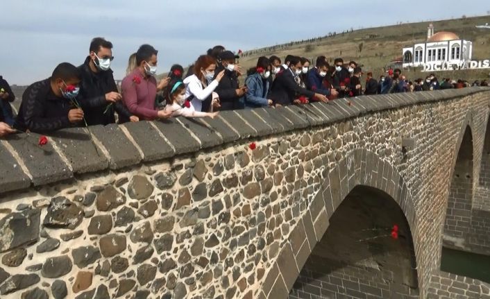 Korona virüsten hayatını kaybeden sağlık çalışanları anısına Dicle Nehri’ne karanfil bırakıldı