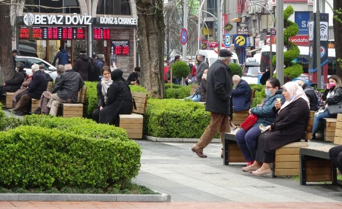 Korona virüsün çok riskli illeri arasından yer alan Trabzon’da park ve bahçeler boş kalmıyor