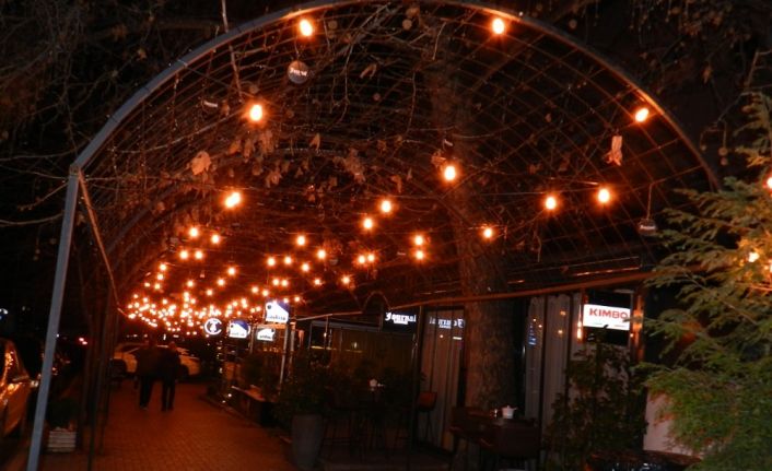Kosova’da Covid-19 salgının 1. yılında kafe ve restoranlardan ışıkları söndürme eylemi