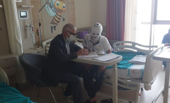 Kovada ki kaynar su üzerine döküldü, ölümden dönen çocuk ders çalışmayı bırakmadı