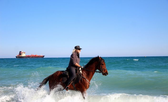 Kovboy şapkasını takıp Antalya sokaklarında at koşturuyor, gören bir daha bakıyor