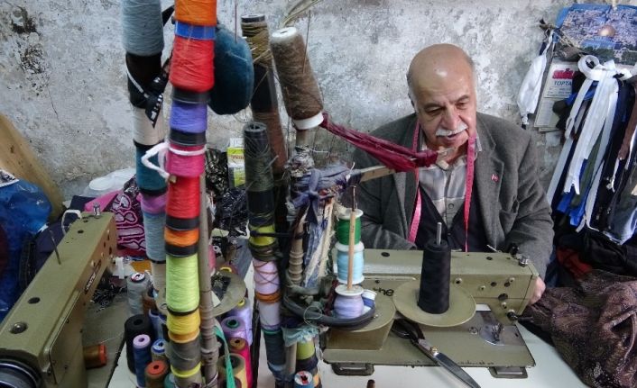 Küçücük dükkanında yarım asrı geride bırakan esnaf 4 çocuğuna ve eşine üniversite okuttu