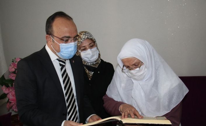 Kur’an-ı Kerim okumak için okuma yazma öğrenen Halime nineye anlamlı hediye