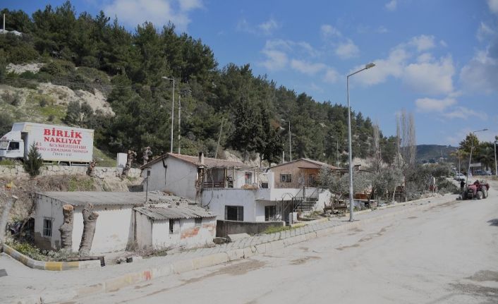 Kuşadası’nda dere yatağındaki evler vatandaşlarla anlaşma yapılarak yıkılacak