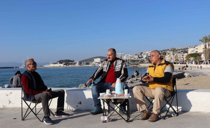 Kuşadası’nda vatandaşlar sahil bandına ve şehir merkezine akın etti
