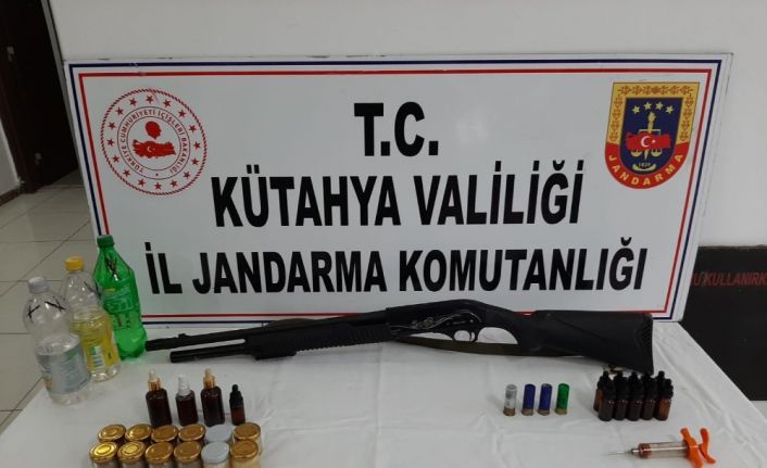 Kütahya’da cinsel içerikli ürünler ve ruhsatsız av tüfeği ele geçirildi
