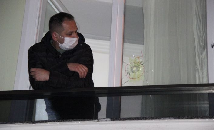 Lokaldeki kavgada havaya ateş açtı, kuşunlar yemek yiyen ailenin evine isabet etti