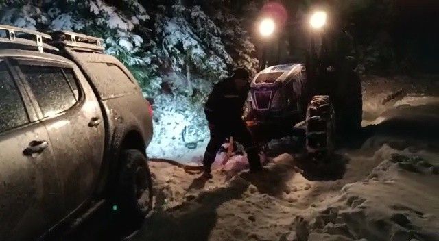 Mahsur kalan 3 genç, köylüler tarafından 7 saat sonra kurtarıldı