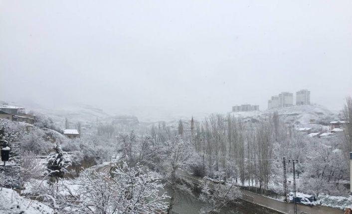 Malatyalılar güne kar yağışı ile başladı