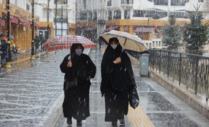 Mart ayında yağan lapa lapa kar güzel görüntüler oluşturdu, yüksek kesimler beyaza büründü