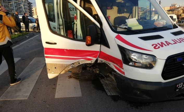 Mersin’de ambulans ile otomobil çarpıştı: 1 yaralı