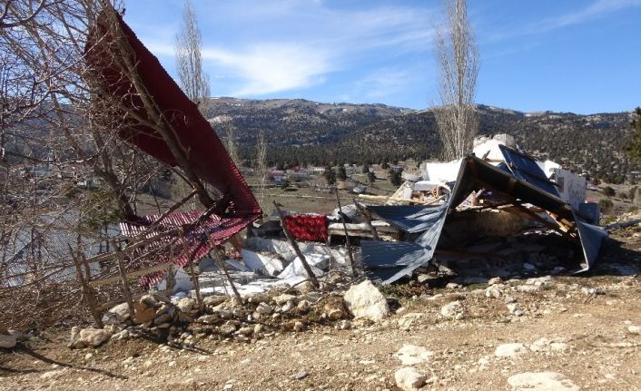 Mersin’de şiddetli rüzgar yaylada bir evi yıktı, 10 ev hasar gördü