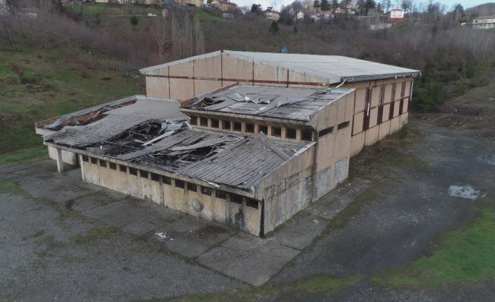 Metruk bina tespiti yapılan 35 yıllık spor salonuna yıkım engeli