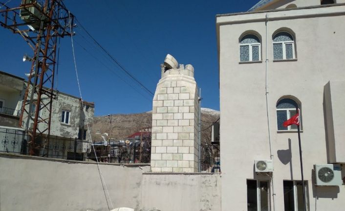 Minare evin üzerine devrildi