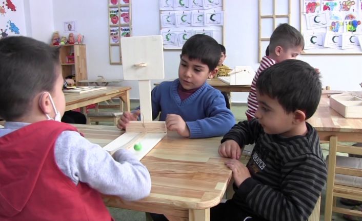 Minik öğrenciler kanserojen madde içeren plastik araç gereçler yerine ahşap malzemelerle oyun oynuyor
