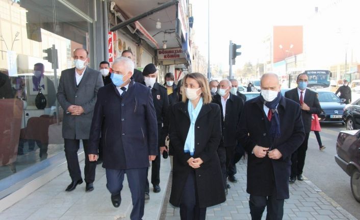 Nevşehir Valisi kendisi ile fotoğraf çekinmek isteyen çocuğun annesi ile görüntülü konuştu