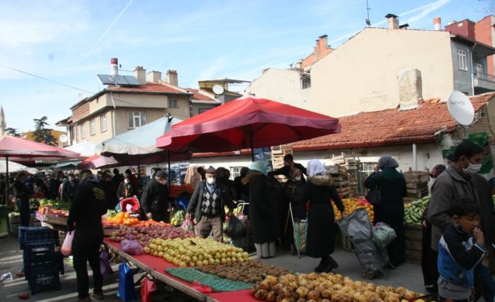 Normalleşme süreci hafta sonu pazarların açılması vatandaş ve esnafı memnun etti