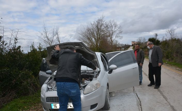 Otomobil alev aldı, sürücü yanmaktan son anda kurtuldu