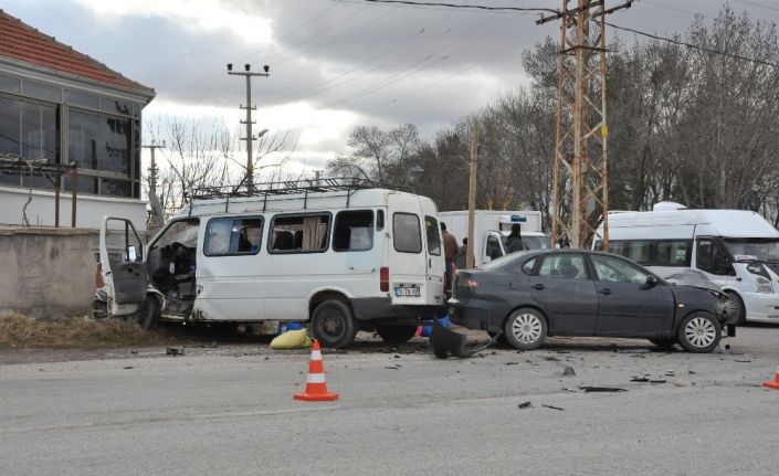 Otomobil ile minibüs çarpıştı: 4 yaralı