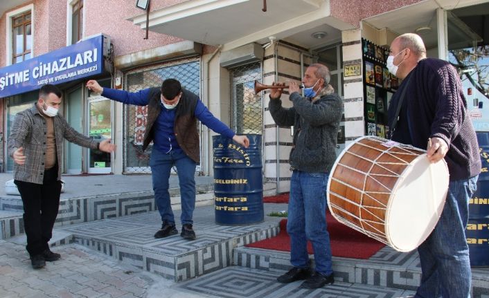 (Özel) Ankaralı esnaf kontrollü normalleşmeyi davul ve zurna ile kutladı