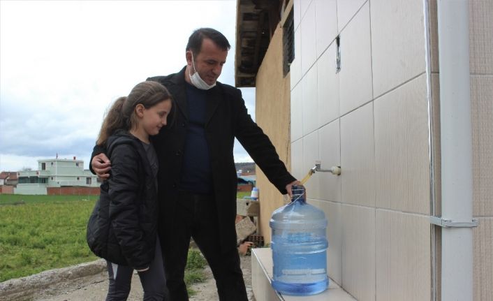 (Özel) Bir liraya bir damacana su satıp 13 öğrenciye burs verdi
