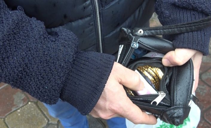 (Özel) Çöpte ziynet ve para dolu çanta buldu, "insanlık ölmemiş" dedirtti