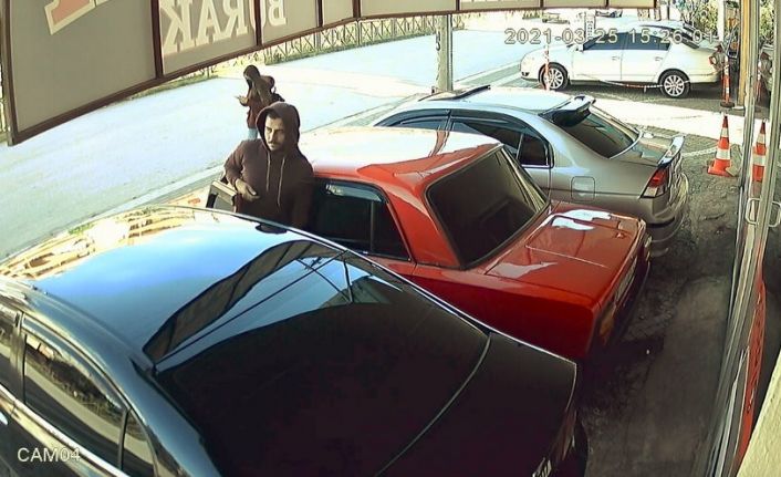 (ÖZEL) Düz kontakla galeriden otomobil çalan hırsızın rahat tavırları güvenlik kamerasında