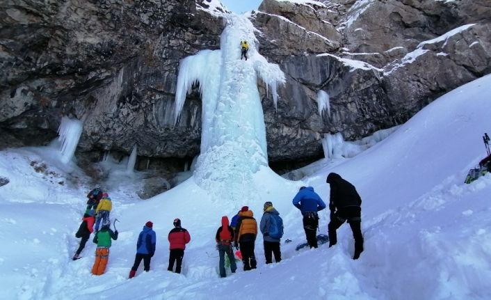 (Özel haber) Milli Dağcı Tunç Fındık, Erek Dağı buz şelalesine tırmandı