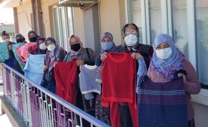 (Özel) Hem torunları için dikiyorlar hem de aile bütçelerine katkı sağlıyorlar