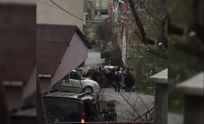 (Özel) İstanbul’da pes dedirten görüntü: Korona tedbirlerini hiçe sayıp yol ortasında halay çektiler