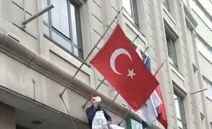 (Özel) İstanbul’un göbeğinde ilginç olay: Otel girişine tırmanıp megafonla etrafa seslendi