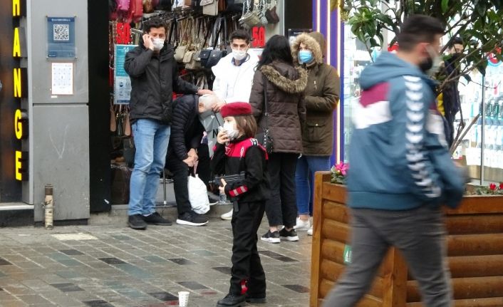 (Özel) İstiklal Caddesi’nde minik polis, yaralı adam için telsiziyle ambulans istedi