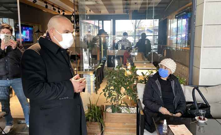 (Özel) Kafede oturan kadınlarla, denetim yapan kaymakamın diyaloğu renkli görüntüler oluşturdu