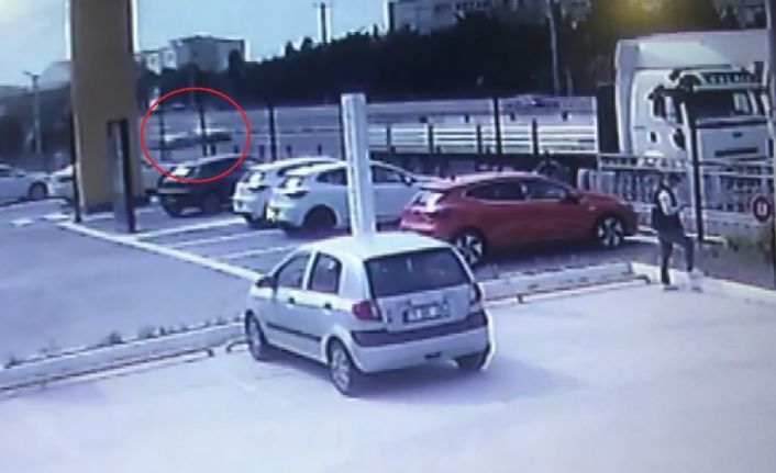 (Özel) Kontrolden çıkan otomobil tıra böyle saplandı