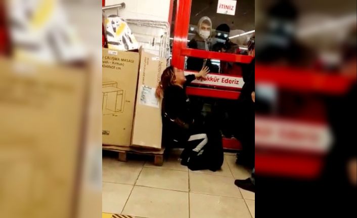 (Özel) Marketten hırsızlık yapan kadınlar, yakalanınca ortalığı birbirine kattı