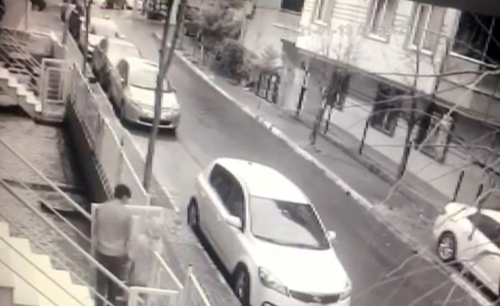 (Özel) Pendik’te saniyelik demir kapı hırsızlığına tepki: ‘Çok kolay çıkıyor’