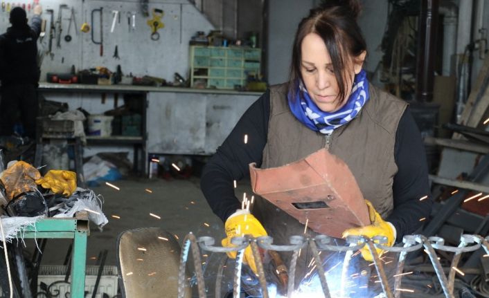 (Özel) Profil kesiyor, kaynak işliyor, taşlama yapıyor