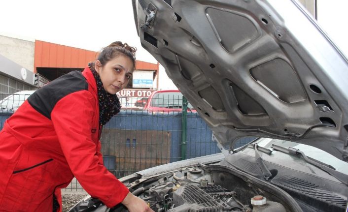 (Özel) Sanayide muhasebeci olarak girdiği işletmede dizel araçların enjektörünü tamir ediyor