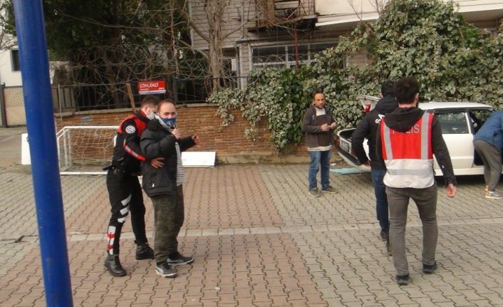 (Özel)Sarıyer’de market bahanesiyle kısıtlamayı delenlere polis, "Ekmek almaya 2 kişi mi gidiyorsunuz”