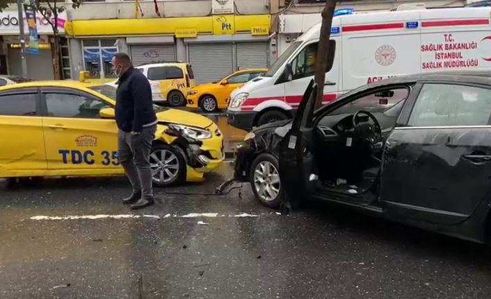 (Özel) Şişli’de takla atıp yan yatan aracı vatandaşlar düzeltti